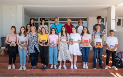 Načelnik Dragan Jurković s odličnim učenicima u Osnovnoj školi kardinala Stepinca u Neumu