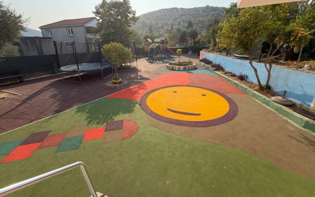Realizacijom projekta „Sretnim koracima u dvorišne avanture“ Dječji vrtić Neum dobio uređeno i sigurnije dvorište
